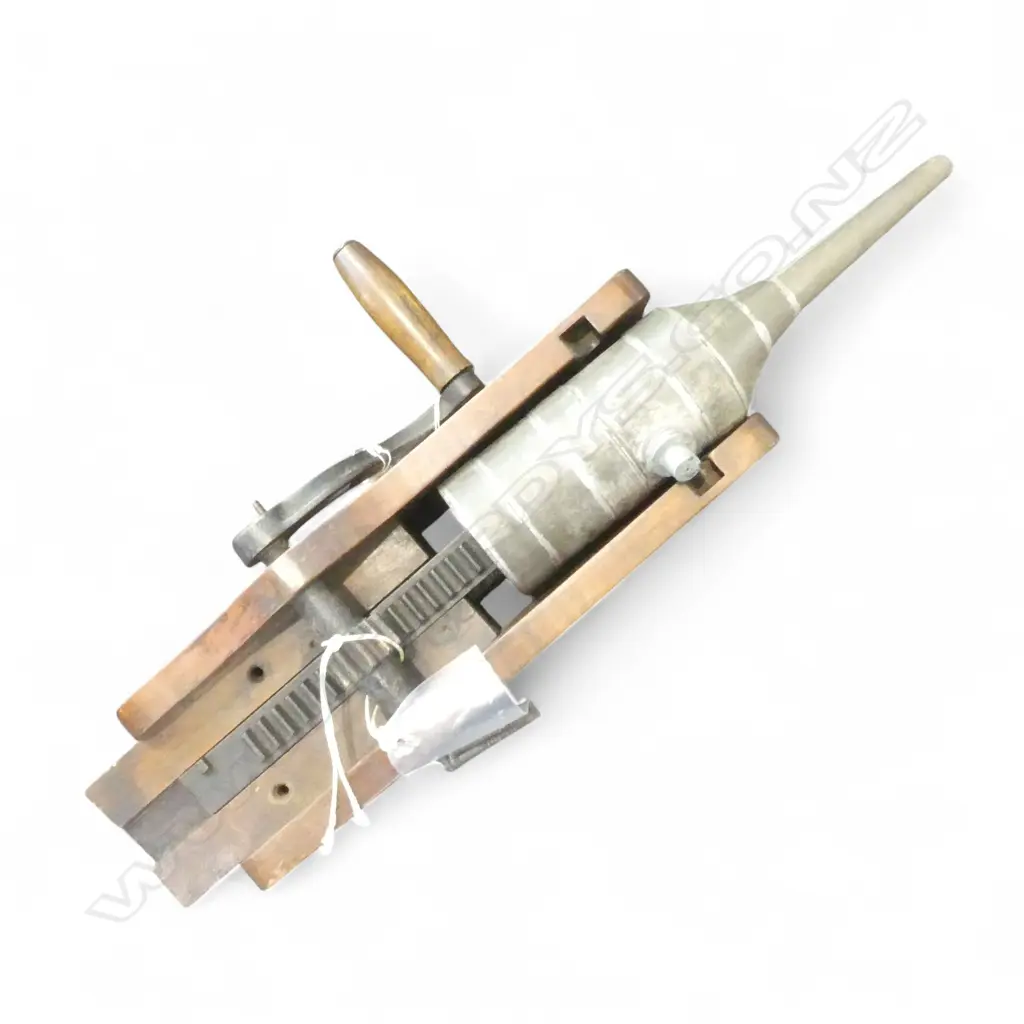 (2024) ANTIQUE ES PLOW Co. SAUSAGE STUFFER APROX. L.1030mm Image 1++