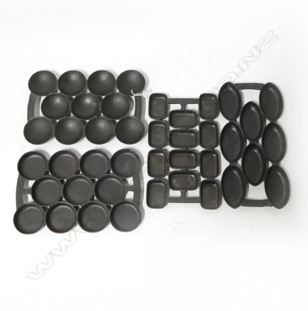 1376/1781/1714/1607  4 VINTAGE CAST IRON GEM TRAYS L320MM Image 1++