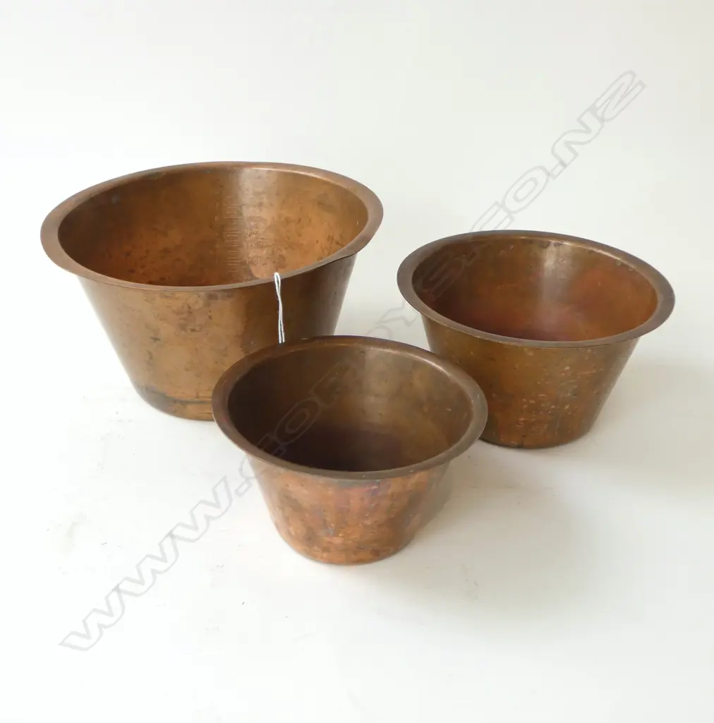GRADUATED SET OF THREE COPPER MIXING BOWLS; LARGEST Dia.220mm Image 1++