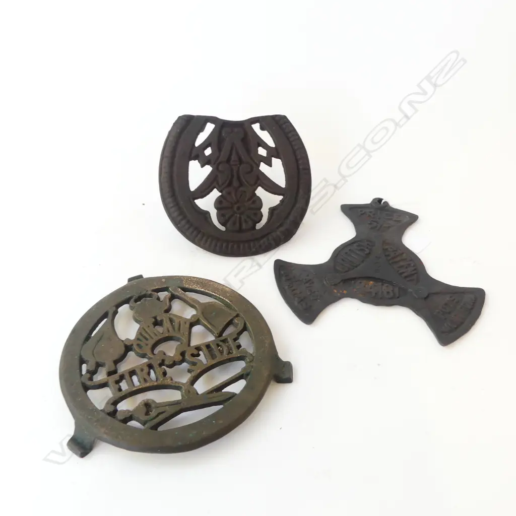 3 CAST IRON TRIVETS 180mm dia Image 1++