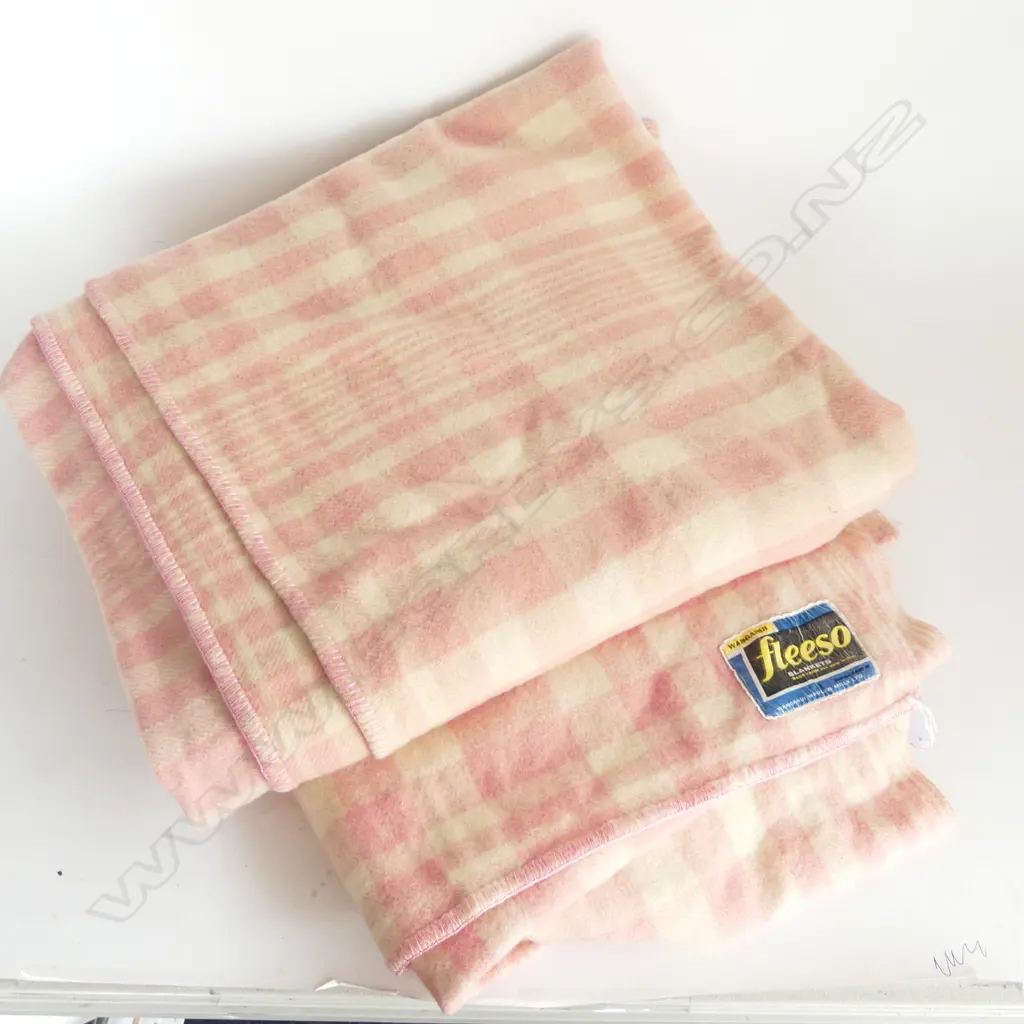 2 PINK WOOL BLANKETS Image 1++