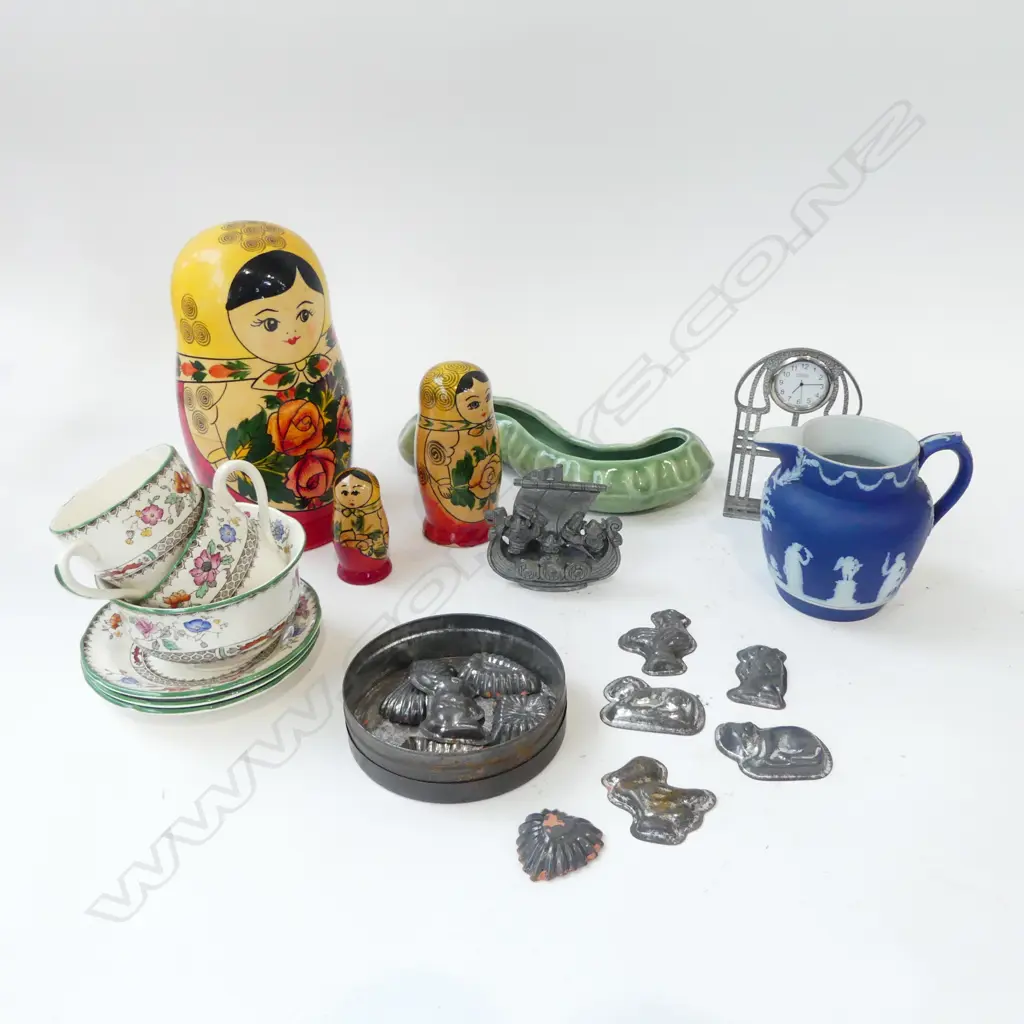 ASST COLLECTABLES INCL. CROWN LYNN, SPODE, RUSSIAN DOLLS etc Image 1++