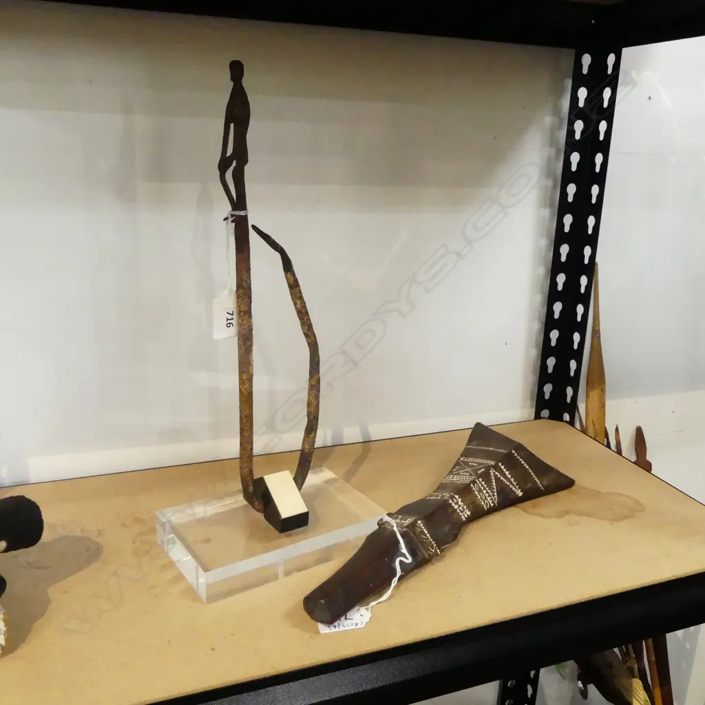 OLD ORON FISH HOOK FIGURE ON MODERN BASE H360MM & PACIFIC ISLAND HAND CLUB LL310MM Image 1++