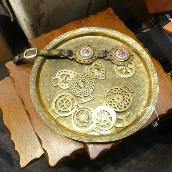 BRASS TRAY 395mm dia + ASST. HORSE BRASSES