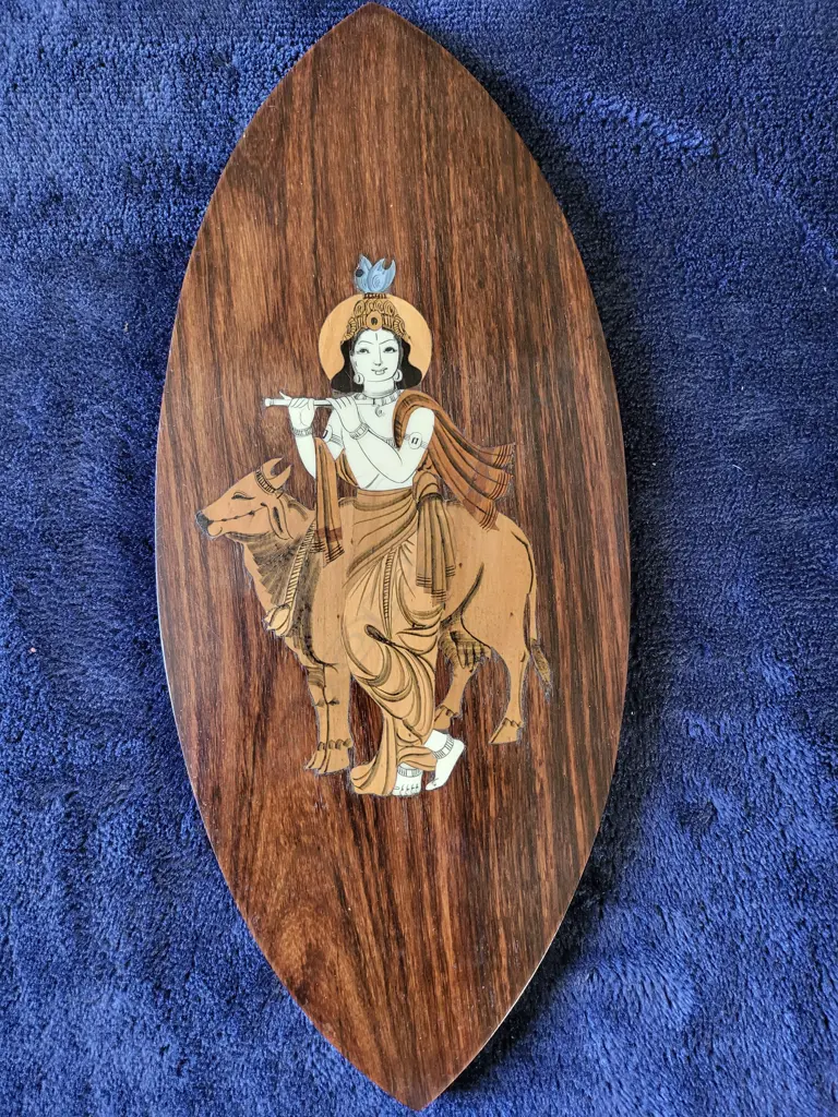 COLLECTION OF CARVED WOOD ITEMS BATIK BLOCK CHINESE FIGURES + INDIAN INLAID PLAQUE ETC Image 1++