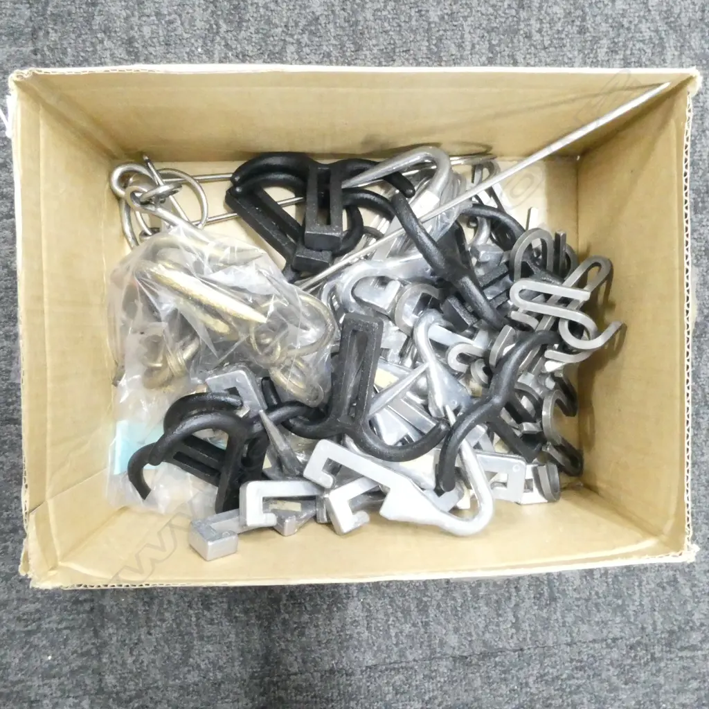 COLLECTION OF VINTAGE CAST IRON & ALUMINIUM KITCHEN HOOKS Image 1++