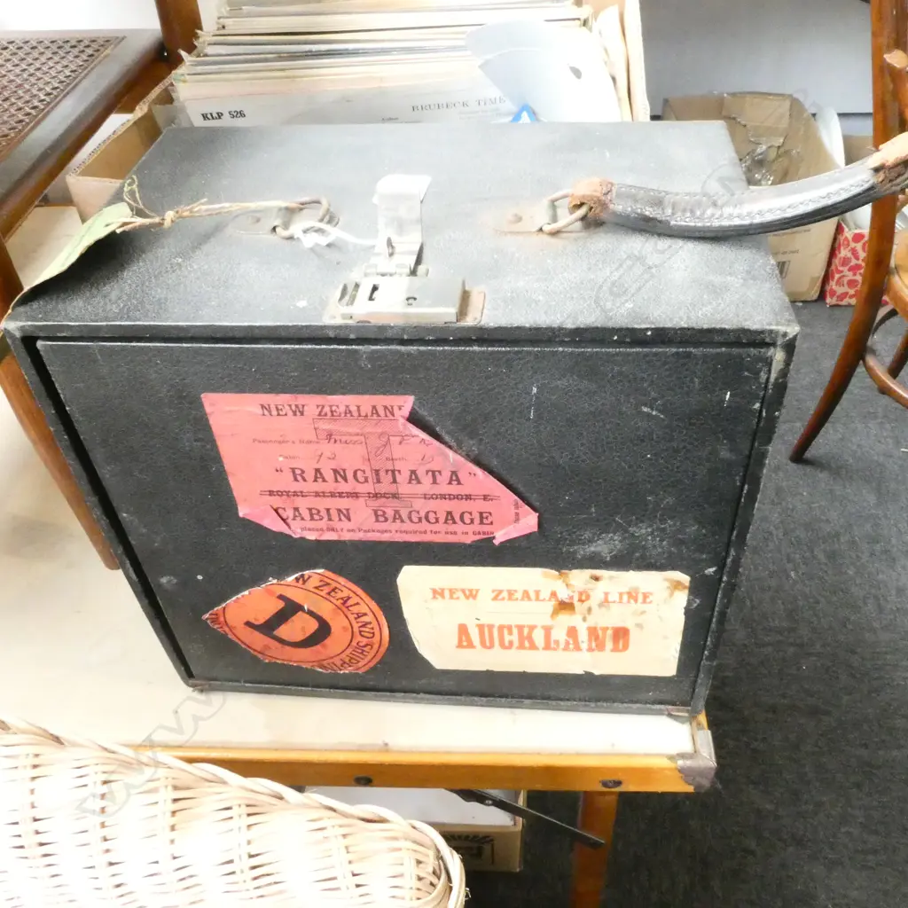 IMPERIAL PORTABLE TYPEWRITER, CASED Image 1++