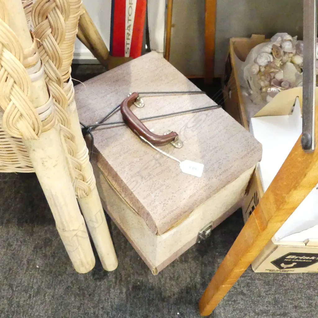 VINTAGE PROJECTOR & PR OF SNOW SKIS Image 1++