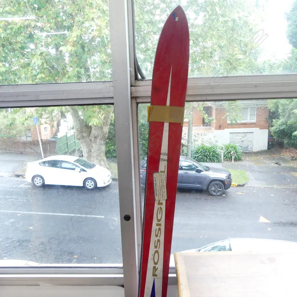 VINTAGE PROJECTOR & PR OF SNOW SKIS Image 1++