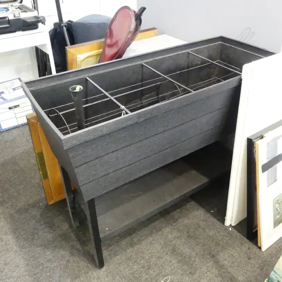 MODERN PLASTIC STANDING VEGE PLANTER 