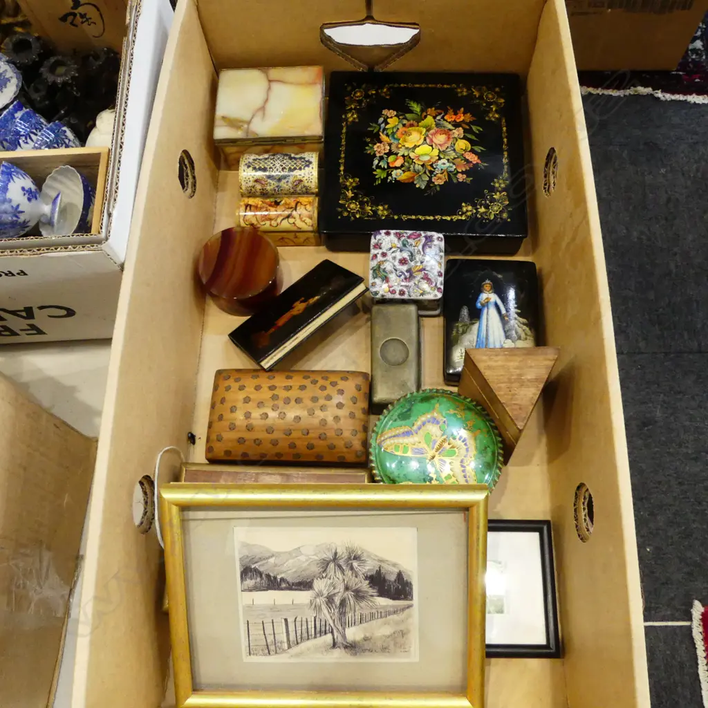 COLLECTION OF 12 SMALL BOXES & 2 SMALL ARTWORKS Image 1++