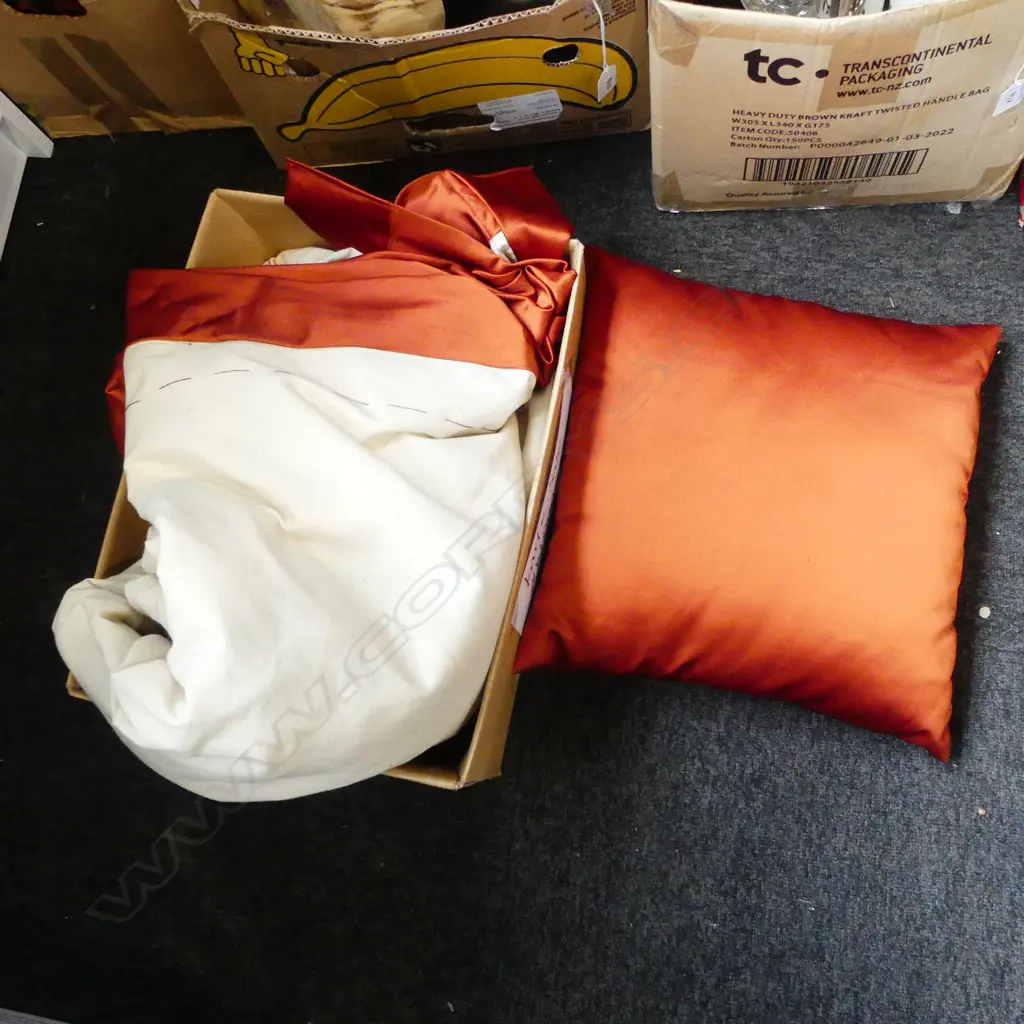 HAND EMBROIDED LARGE QUILT L2600 W1920MM & PILLOW Image 1++