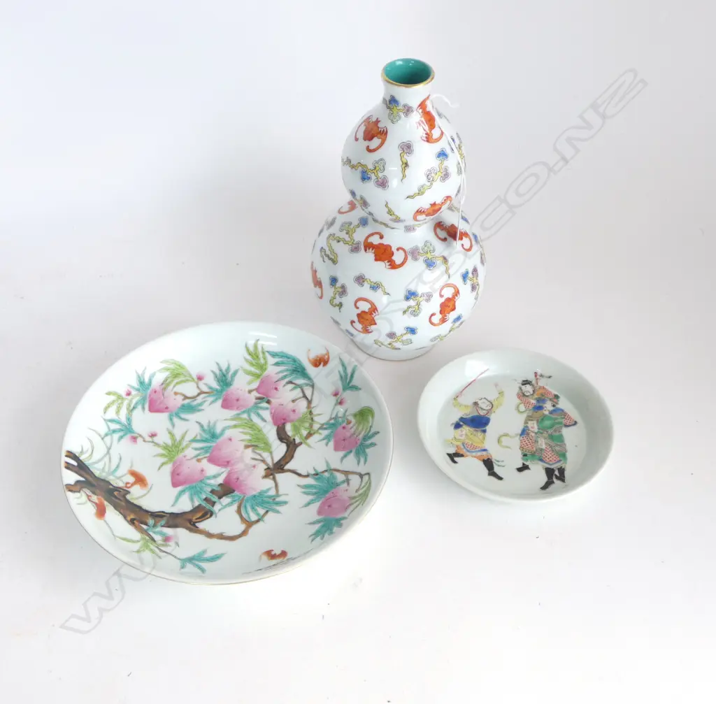 3 ORIENTAL PCES; 2 PLATES 215mm dia + DOUBLE GOURD VASE H.220mm Image 1++