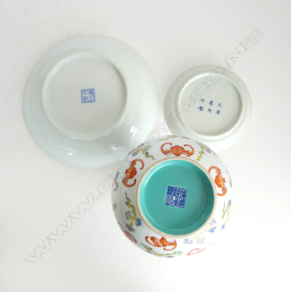 3 ORIENTAL PCES; 2 PLATES 215mm dia + DOUBLE GOURD VASE H.220mm Image 1++