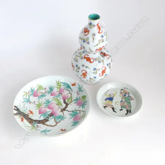 3 ORIENTAL PCES; 2 PLATES 215mm dia + DOUBLE GOURD VASE H.220mm