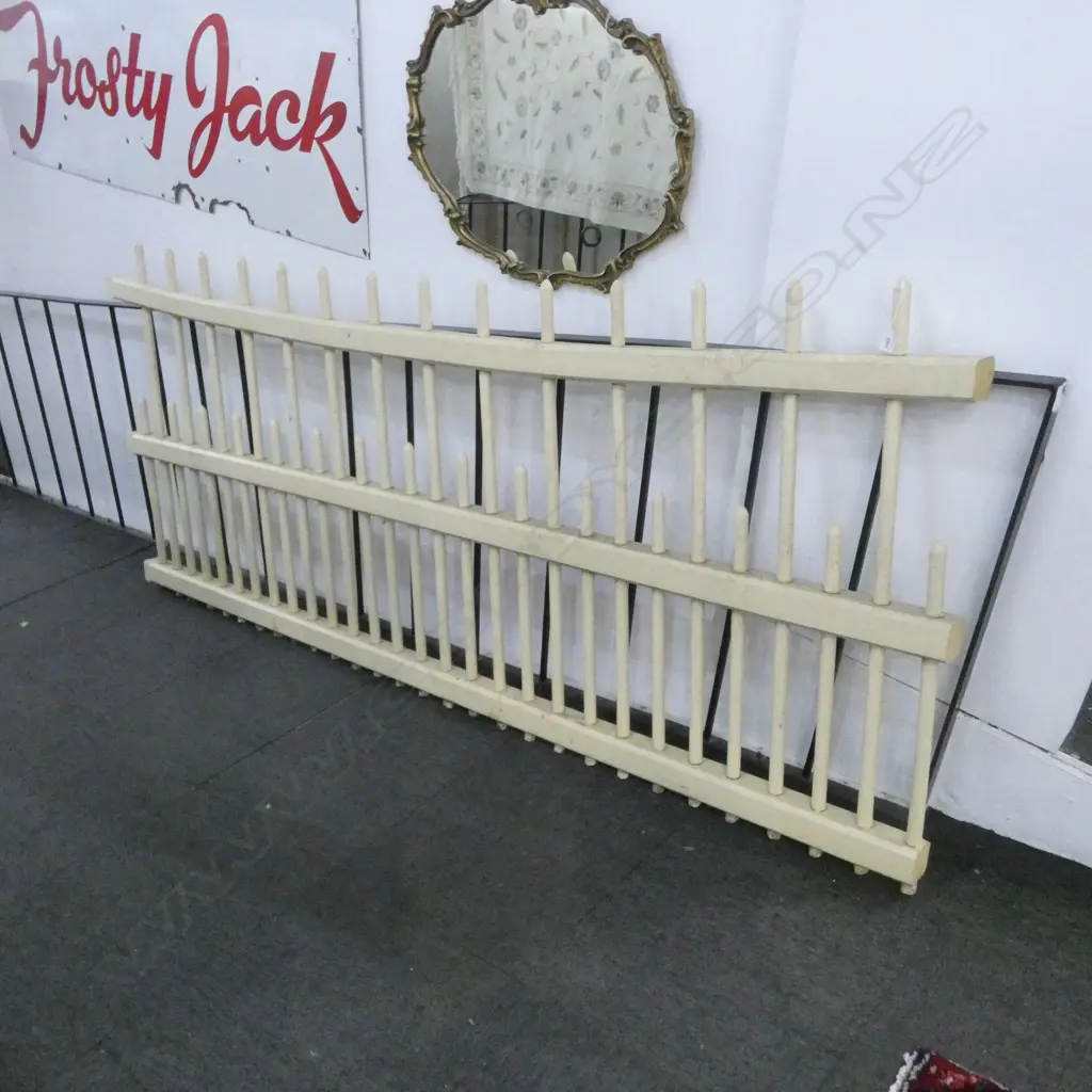 LONG WOODEN GATE LENGTH the ends cut. Spike & 3 rail form with curve. 2640 x 1055mm Image 1++