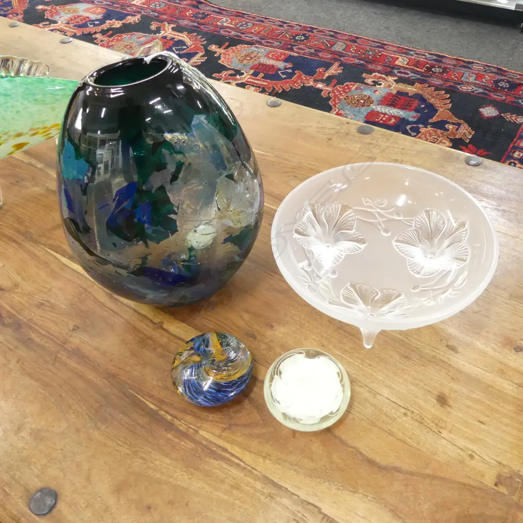4 PCES ART GLASS, GREEN VASE H.285mm, PETER RAOS 2007 PAPERWEIGHT ETC Image 1++