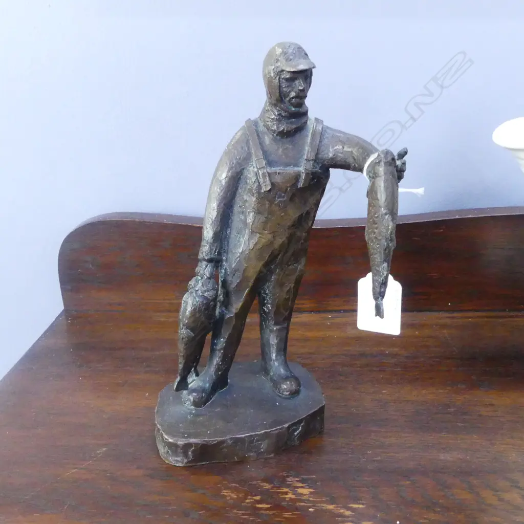BRONZE FISHERMAN SCULPTURE H.220mm Image 1++
