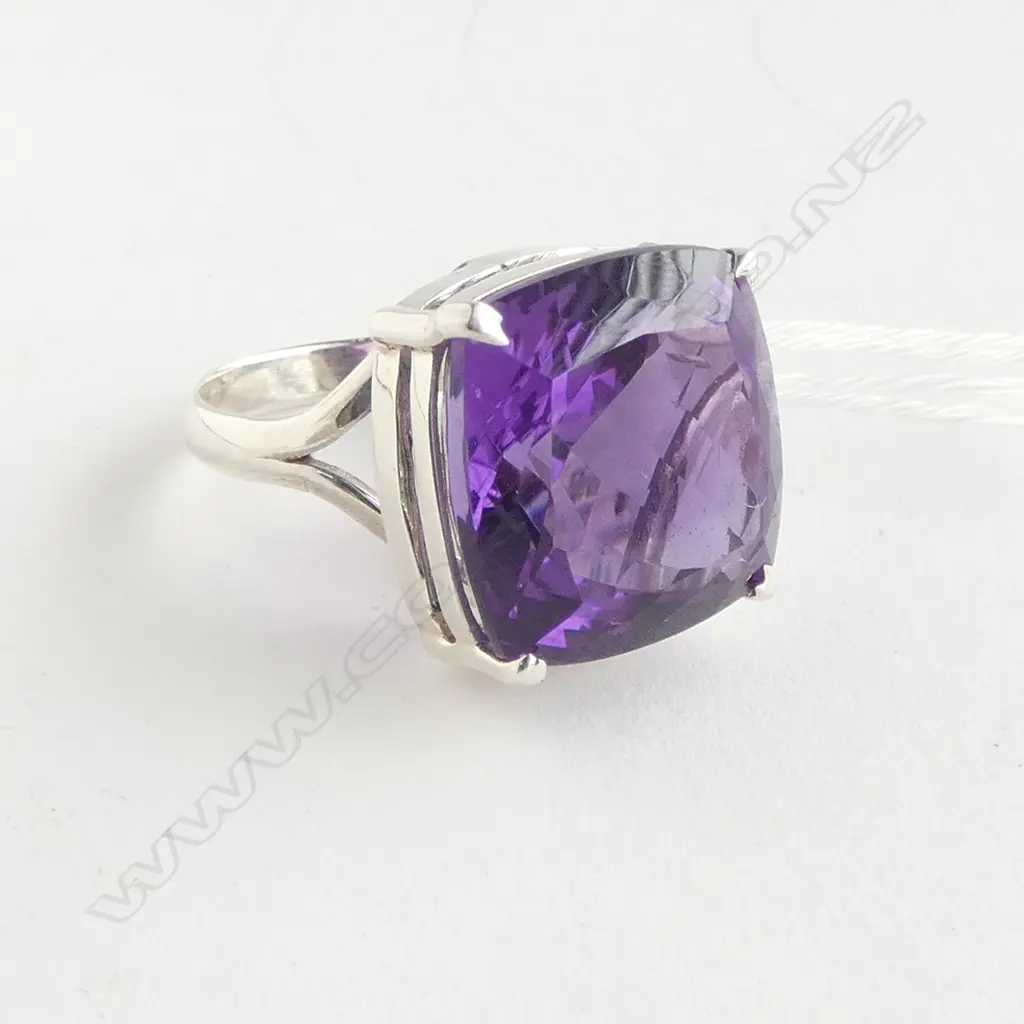 SILVER SET AMETHYST RING Image 1++