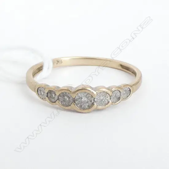 9ct GOLD & 7 DIAMOND illusion set RING  SIZE S