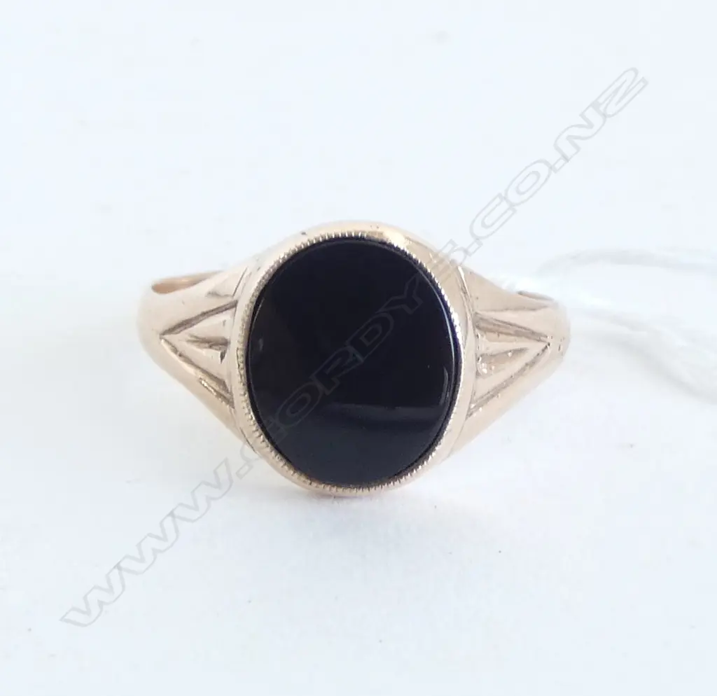 9ct GOLD & ONYX RING; SIZE W, 3.26gms Image 1++