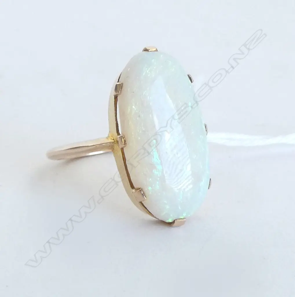9ct GOLD & OPAL (HAIRLINE CRACK) RING; SIZE R, 4.20gms Image 1++