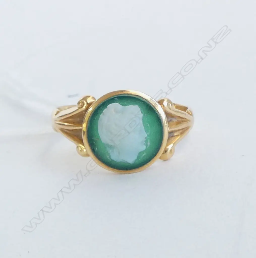 18ct GOLD ANTIQUE CAMEO GLASS? PANELLED RING 2.8gms SIZE M Image 1++