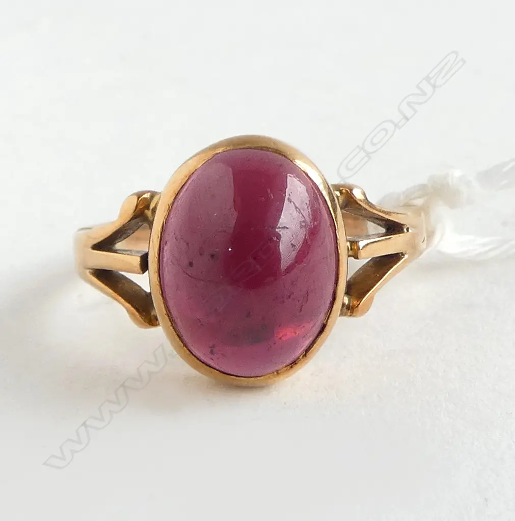 9ct GOLD ALMADINE GARNET CABOCHON ANTIQUE RING 4.25gms SIZE N 1/2 Image 1++