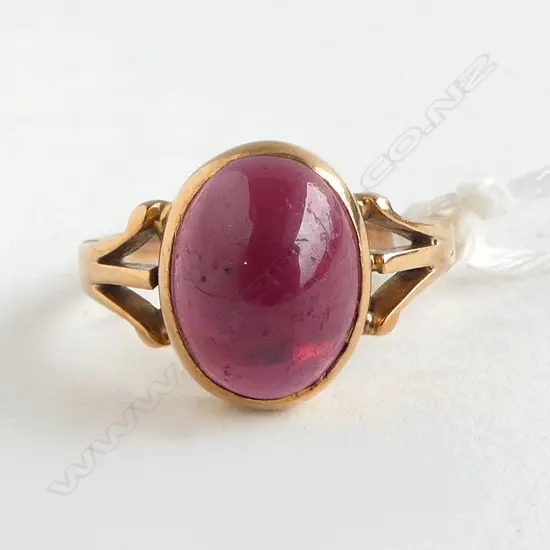 9ct GOLD ALMADINE GARNET CABOCHON ANTIQUE RING 4.25gms SIZE N 1/2