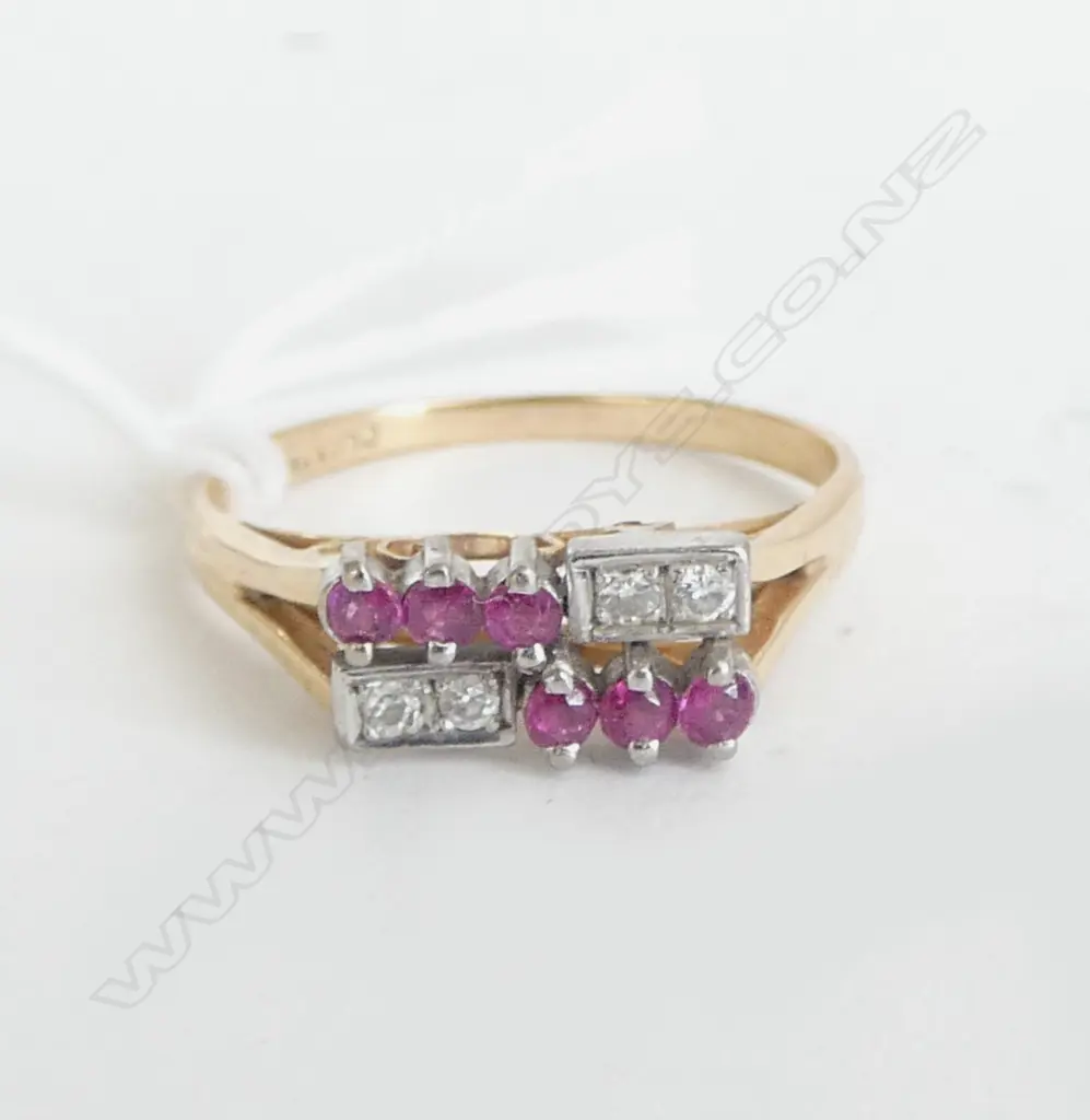 14ct GOLD RUBY & DIAMOND RING weight 1.98gms SIZE M Image 1++