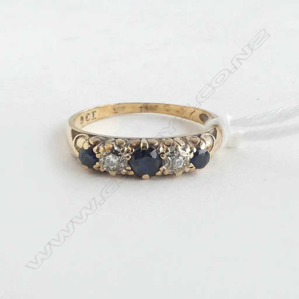 9ct GOLD VINTAGE SAPPHIRE & DIAMOND RING 5 stone 2.5gms SIZE P Image 1++