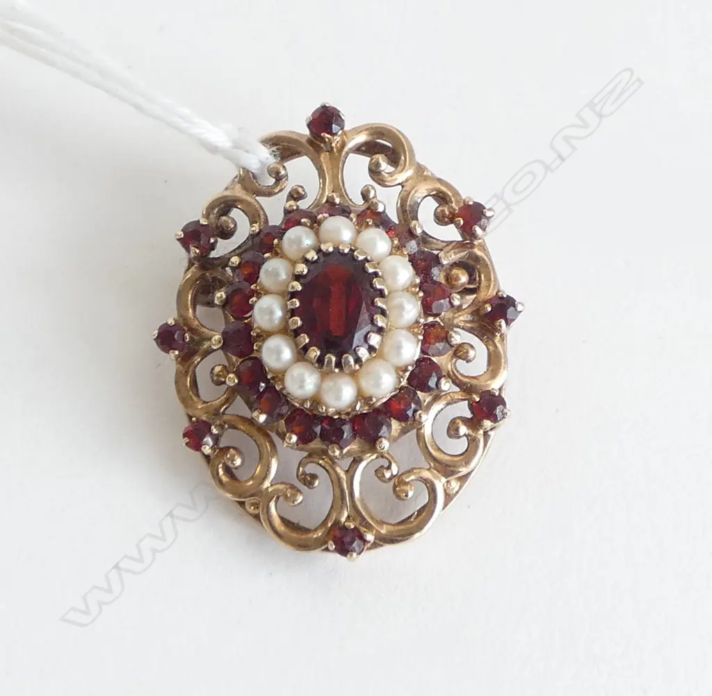 10CT GOLD GARNET & SEED PEARL BROOCH 8.39gms Image 1++