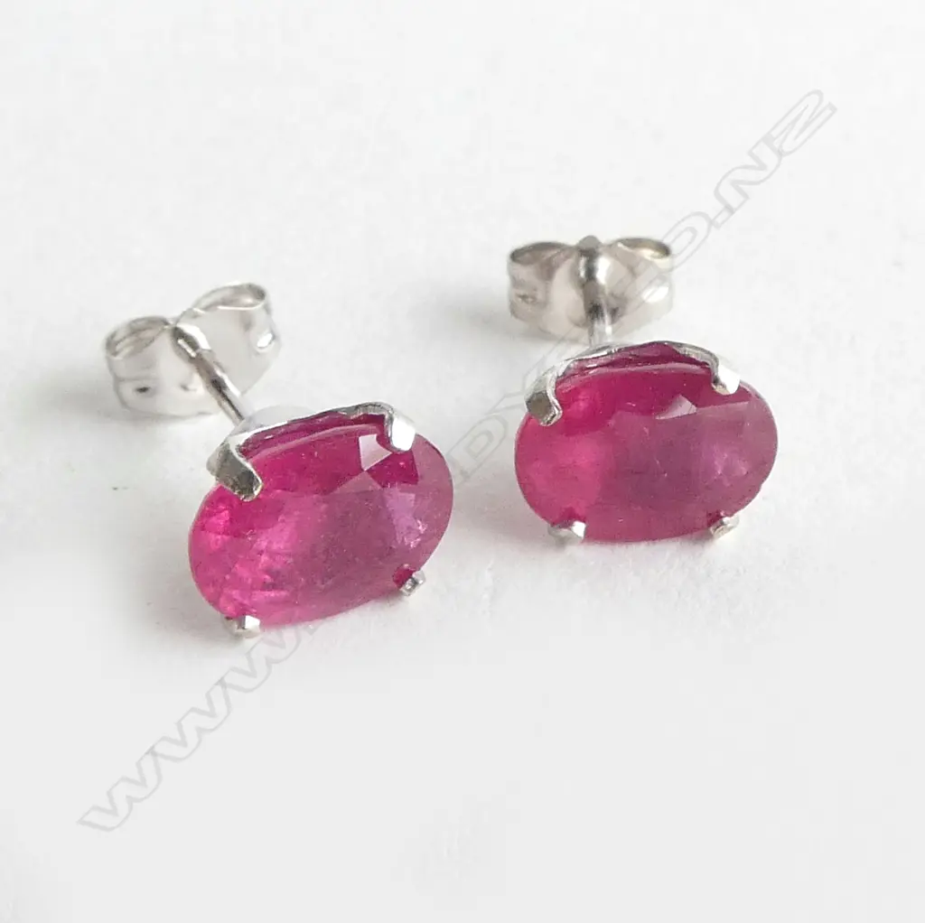14CT WHITE GOLD AND RUBY STUD EARRINGS Image 1++