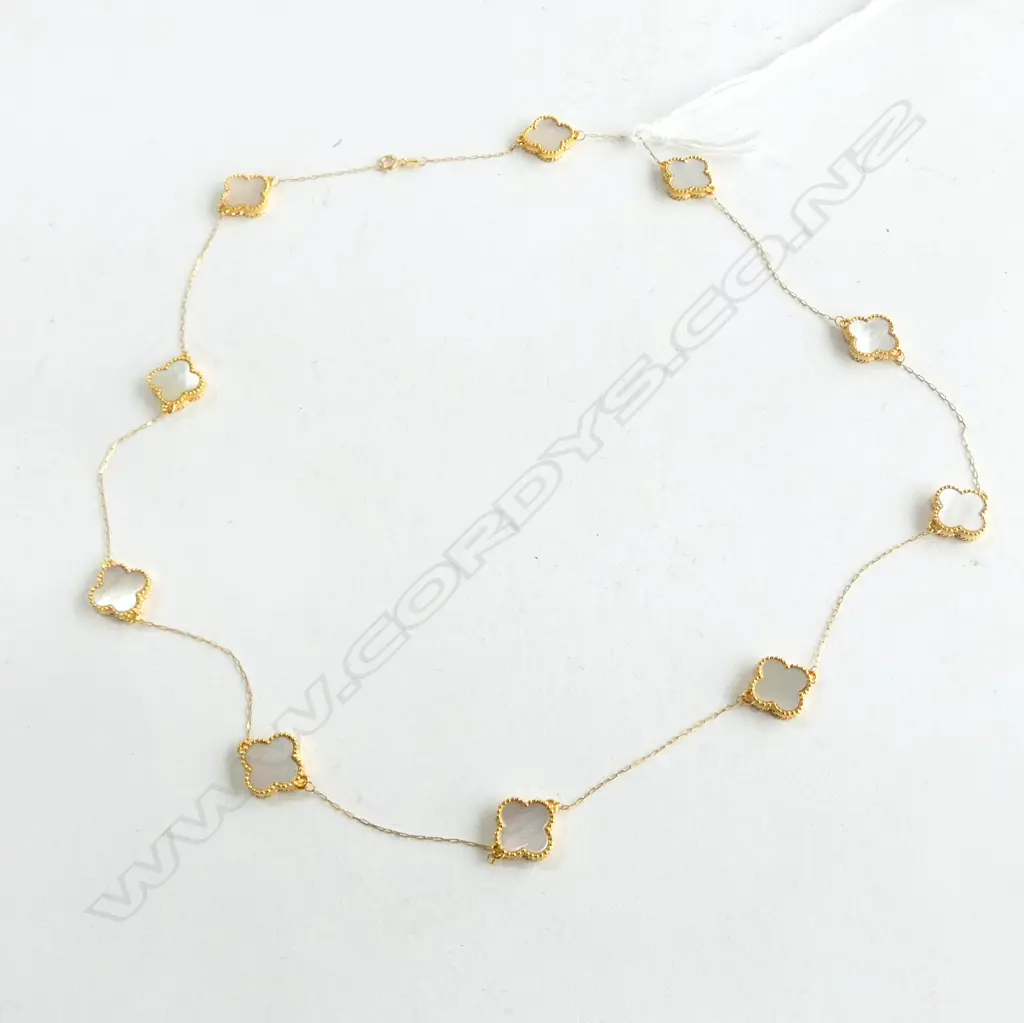 18CT GOLD AND MOTHER OF PEARL CLOVER LEAF NECKLACE 4.11gm Image 1++