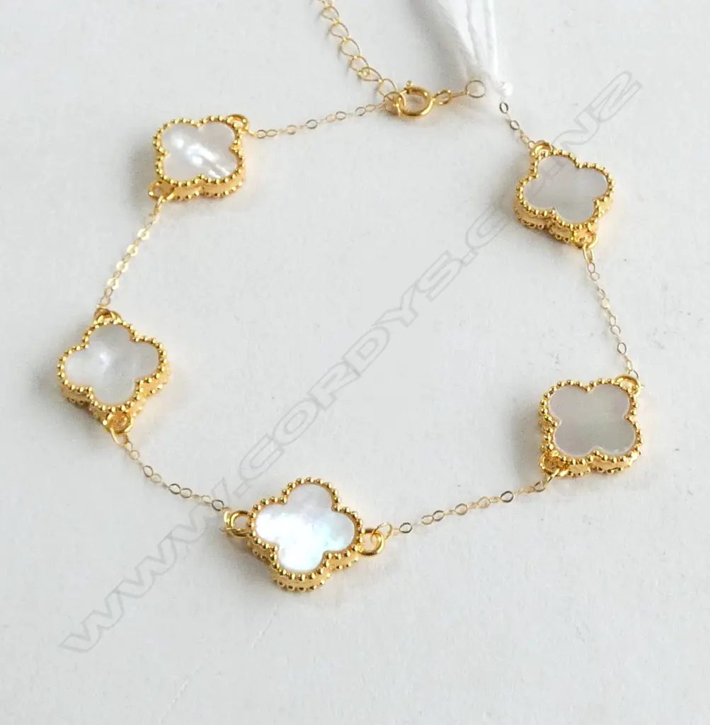 18CT GOLD AND MOTHER OF PEARL CLOVER LEAF BRACELET 1.73gm Image 1++