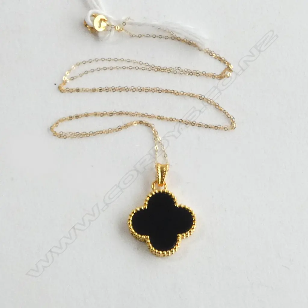 18CT GOLD AND ONYX CLOVER LEAF PENDANT AND FINE CHAIN 0.43gm Image 1++