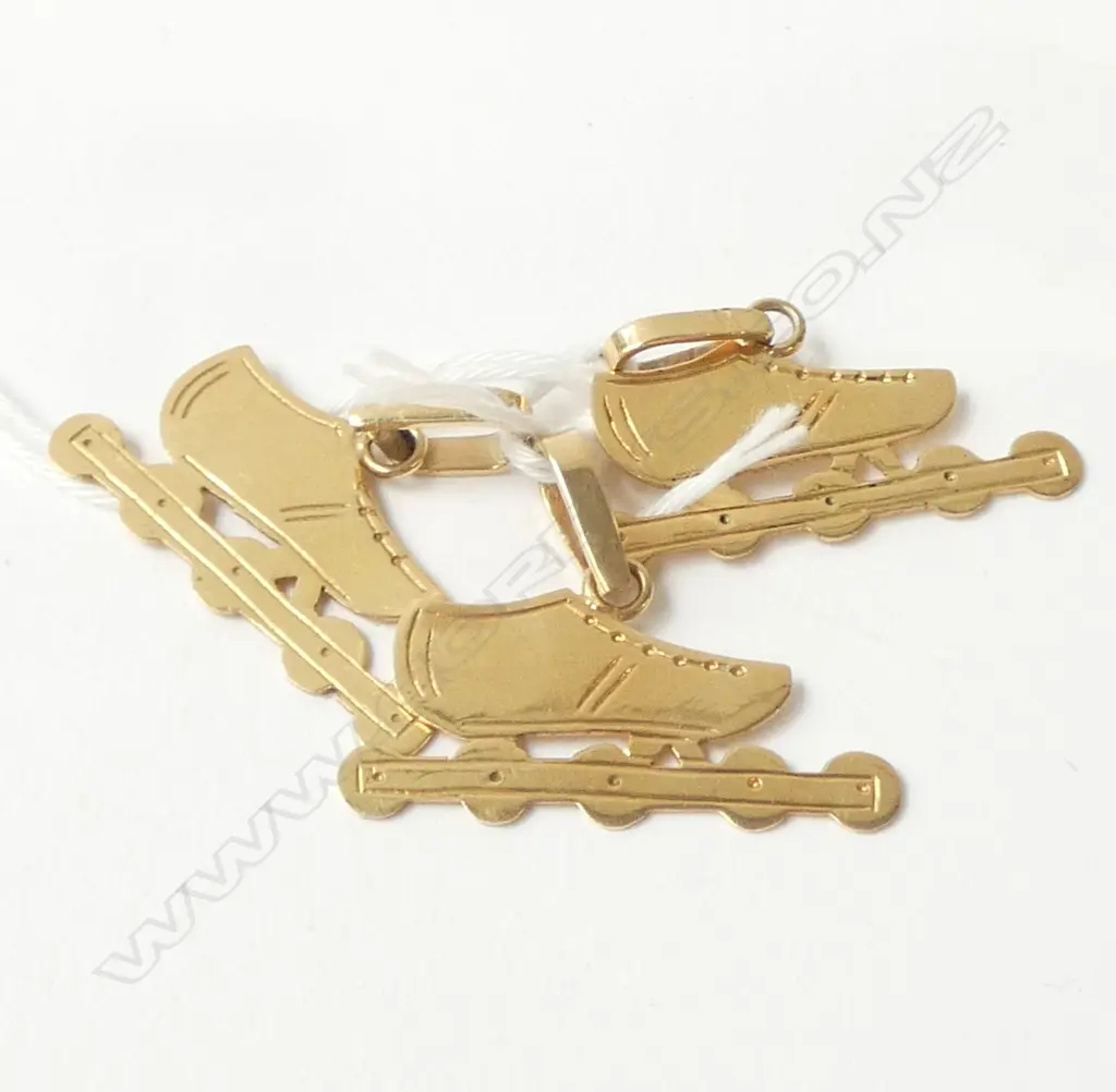 3 x 18ct GOLD ROLLER SKATE PENDANTS 8gms Image 1++