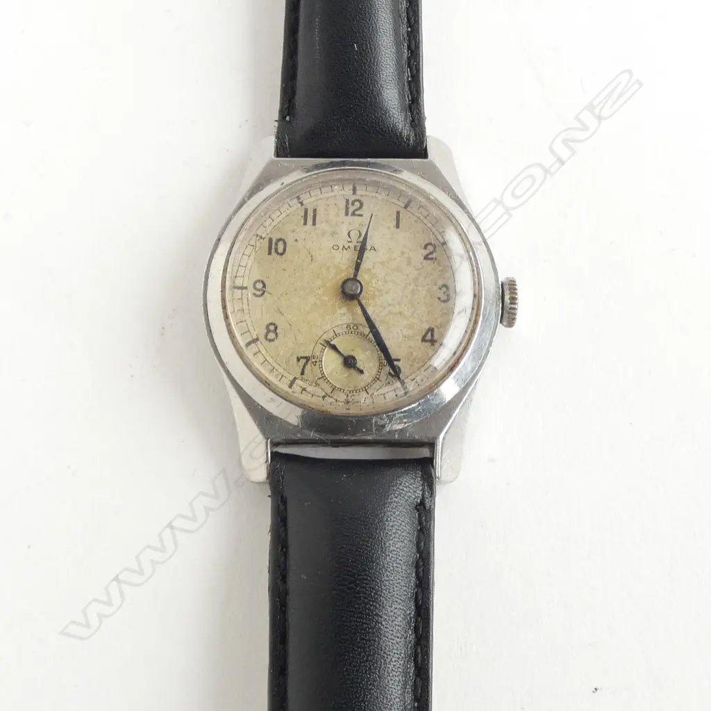 VINTAGE c.1940's OMEGA MID SIZE GENTS WEISTWATCH running Image 1++