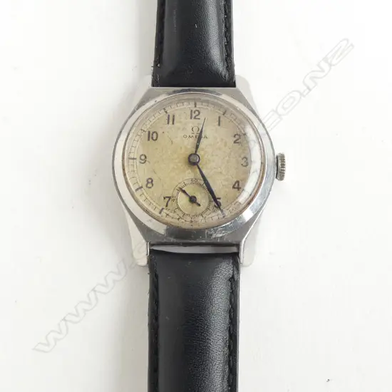 VINTAGE c.1940's OMEGA MID SIZE GENTS WEISTWATCH running