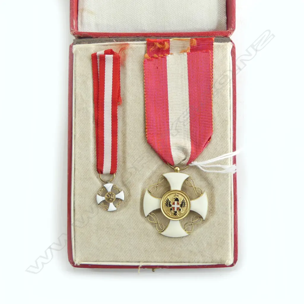 CASED MEDAL ORDER OF THE CROWN OF ITALY with miniature in original fitted case Image 1++