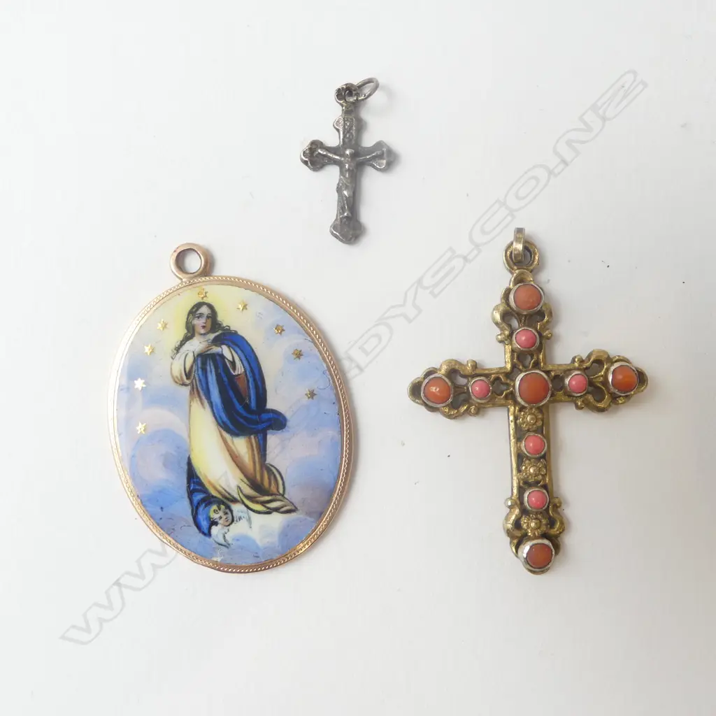 3 PCES JEWELLERY; 2 CROSSES, SZ MARIA PENDANT H.40mm Image 1++