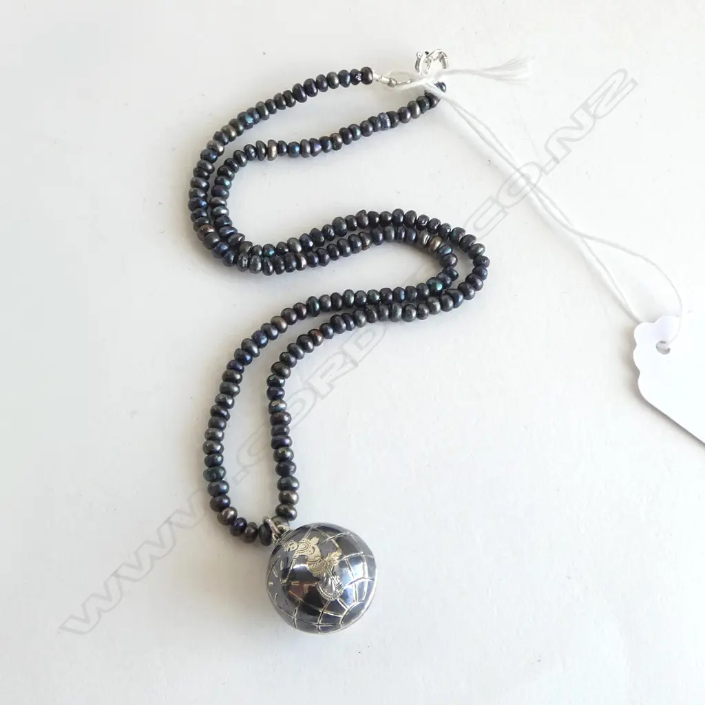 VINTAGE SIAMESE NIELLO GLOBE PENDANT ON F/W PEARL NECKLACE  Image 1++