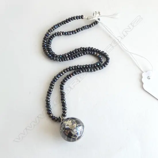 VINTAGE SIAMESE NIELLO GLOBE PENDANT ON F/W PEARL NECKLACE 