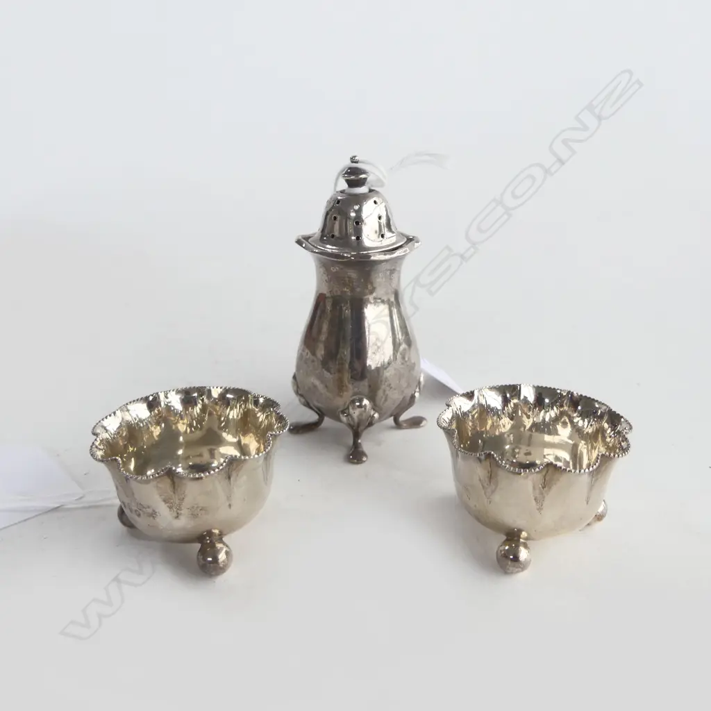S/SILVER PEPPER & 2 SMALL S/SILVER SALTS 61G Image 1++