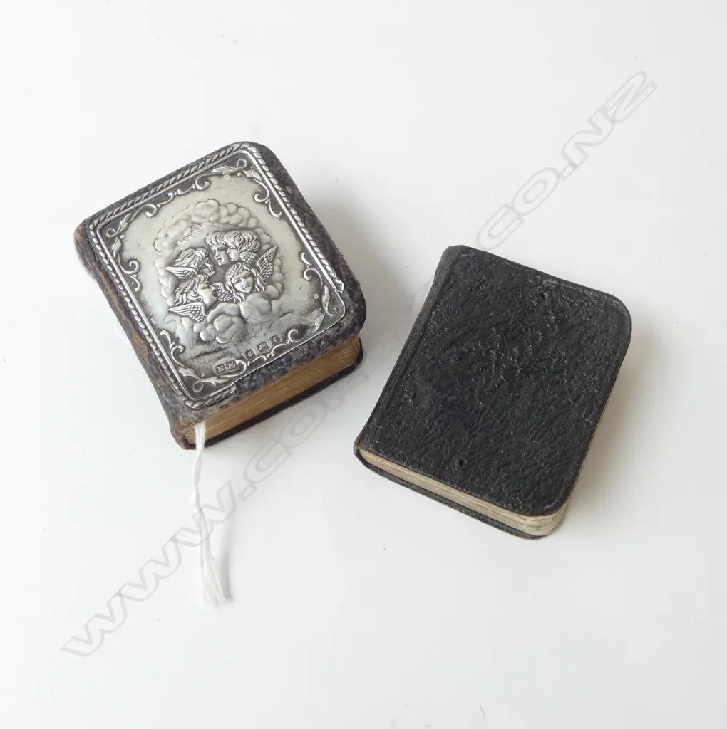 MINI STG SILVER ANGELS HYMNS BOOK, & COMMON PRAYER BOOK BIRM’ 1905, L.52MM Image 1++