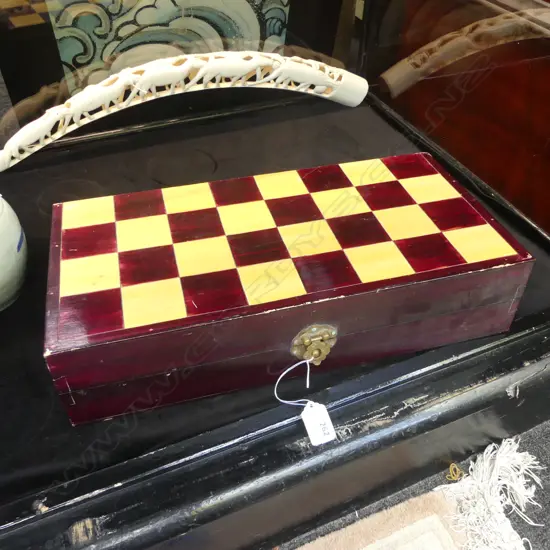 FINELY CARVED CHINESE IVORY CHESS SET IN FITTED HINGED BOX with chess board top. THE KING H.103mm