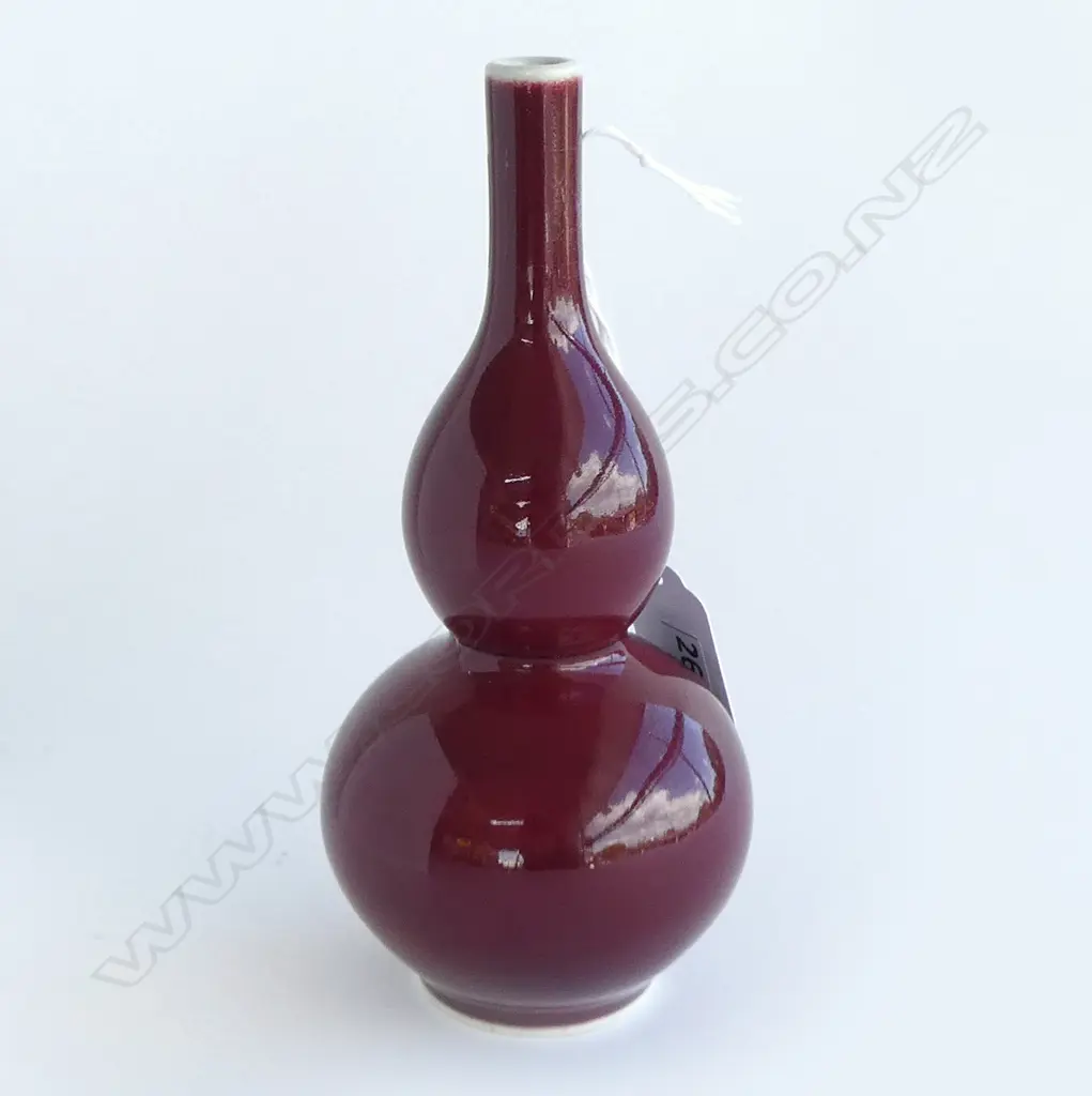 CHINESE OX-BLOOD DOUBLE GOURD VASE, H.165mm Image 1++