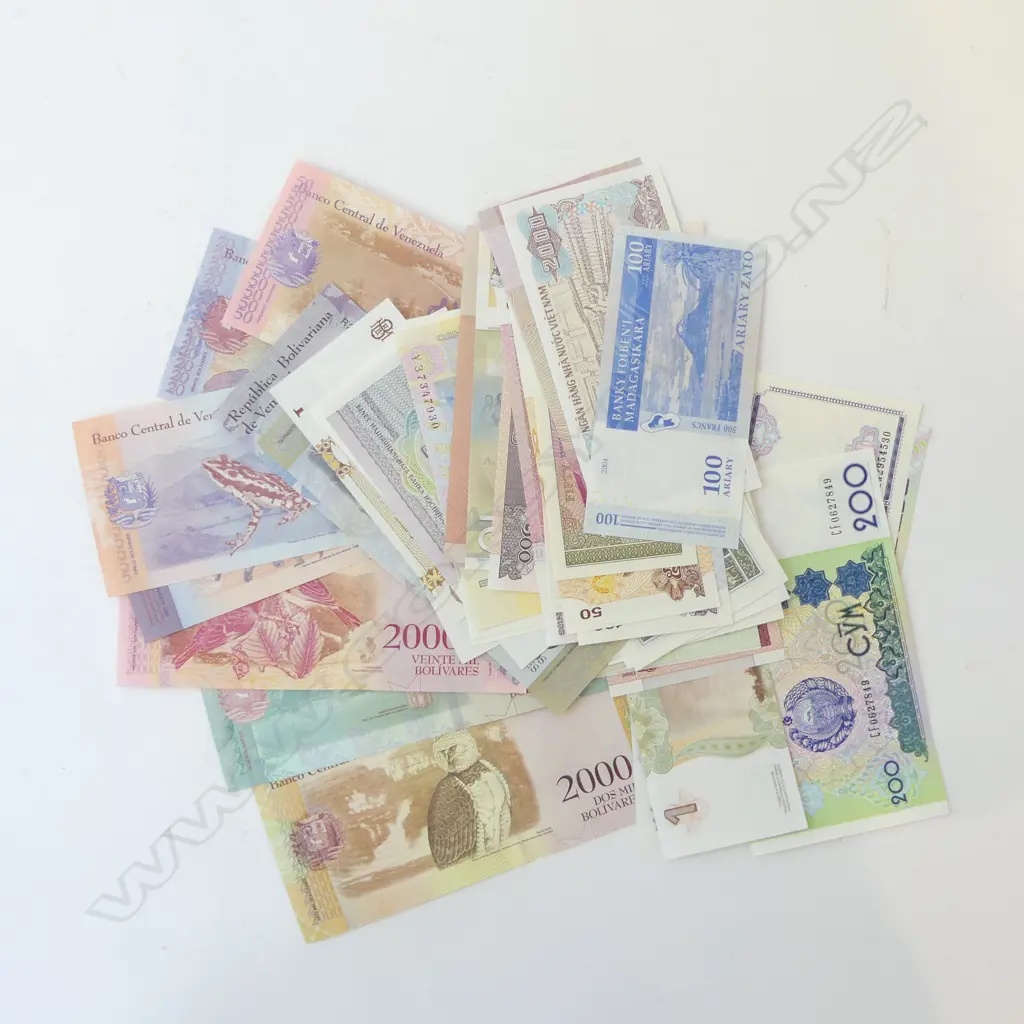 50 MINT WORLD BANK NOTES Image 1++