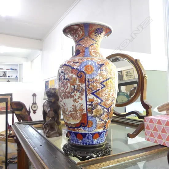 LG IMARI VASE ON STAND H.465mm faults