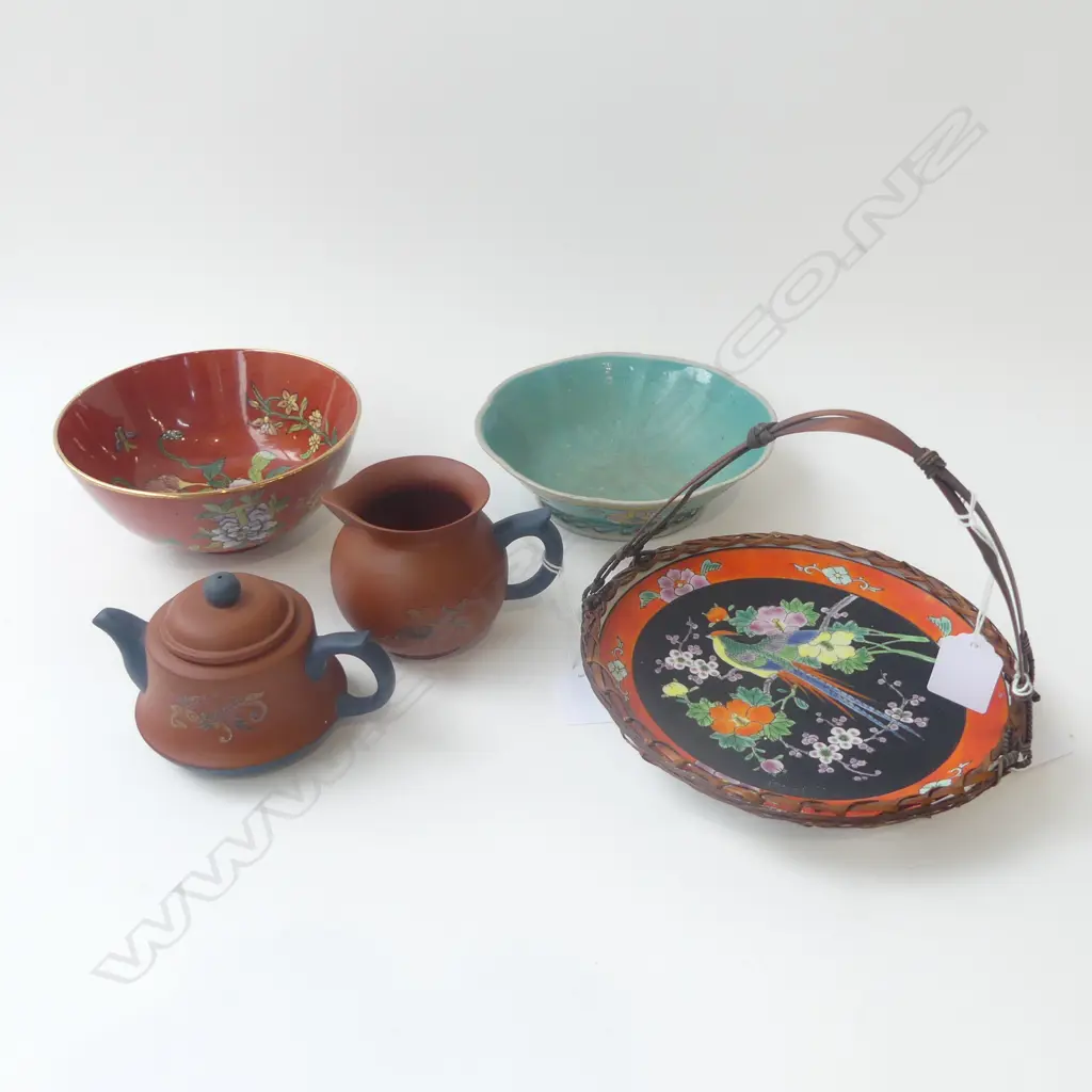 5 PCES ORIENTAL Incl. 2 YIXING TEAPOTS  Image 1++